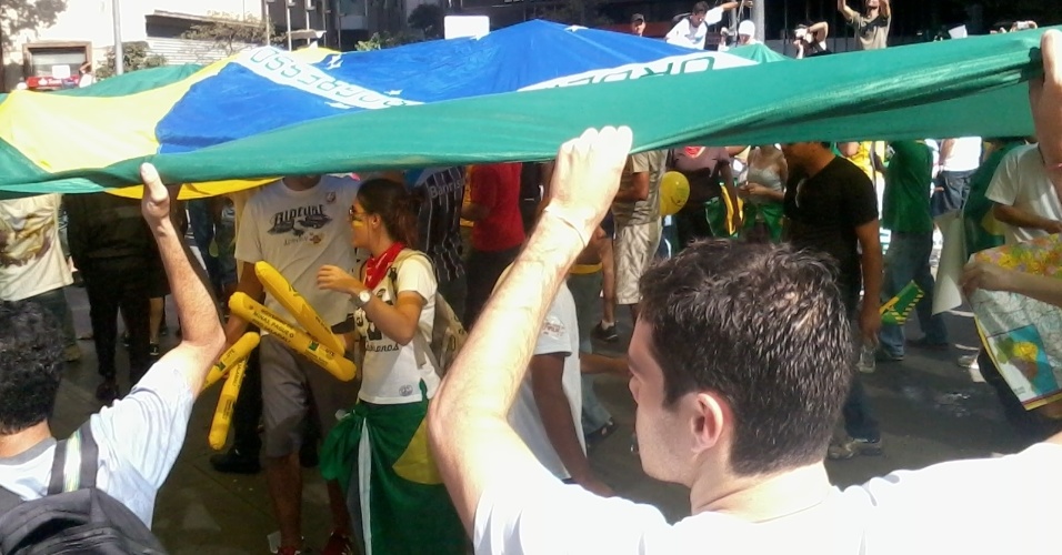 26.jun.2013 - Cerca de cinco mil pessoas se encontram em praça de Belo Horizonte para protesto nesta terça