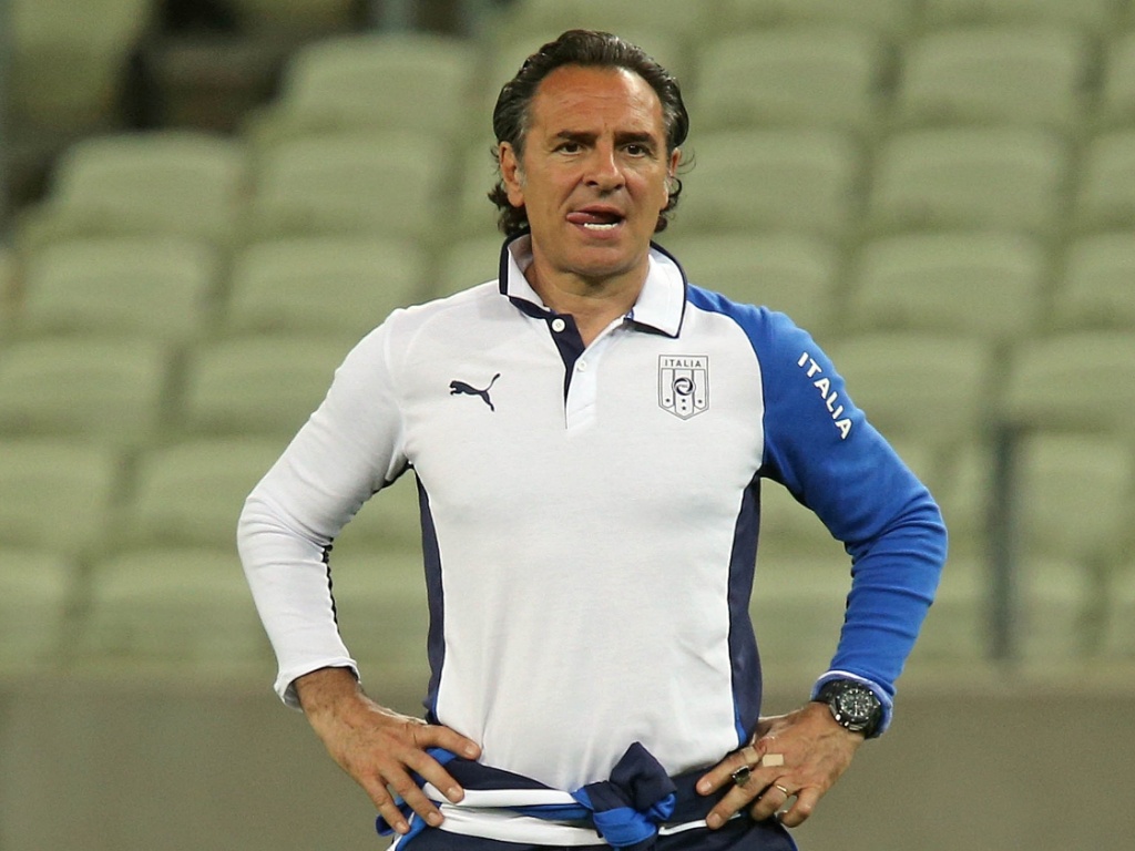 26.jun.2013 - Cesare Prandelli, técnico da Itália, observa treino da equipe no Castelão, em Fortaleza