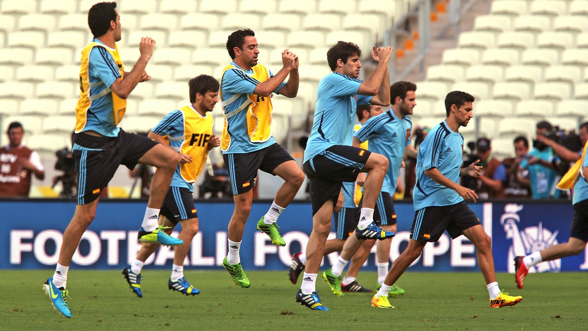 26.jun.2013 - Comandados por Javi Martínez, jogadores da Espanha fazem aquecimento para treino em Fortaleza