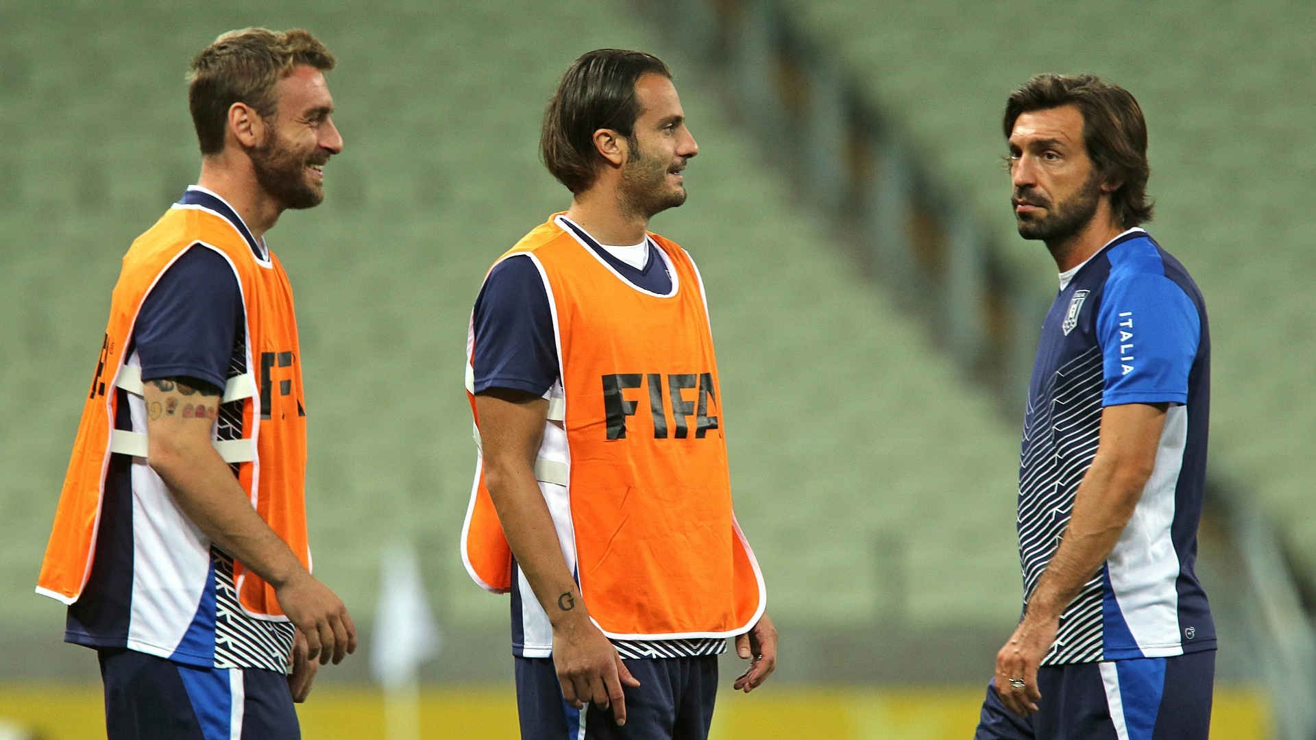26.jun.2013 - (Da esq para dir) - De Rossi, Gillardino e Pirlo conversam durante treino da Itália no Castelão