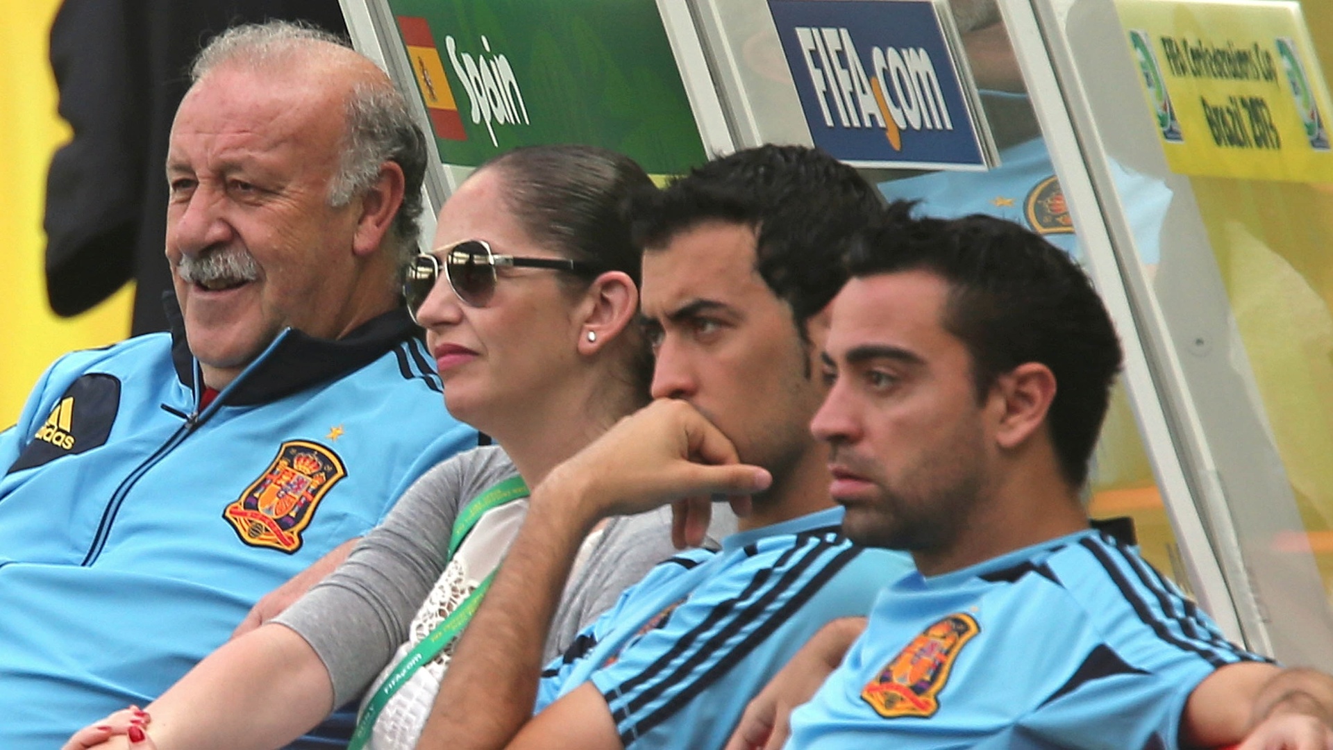 26.jun.2013 - (Da esq para dir) Vicente Del Bosque, Busquets e Xavi conversam durante treino da Espanha no Castelão