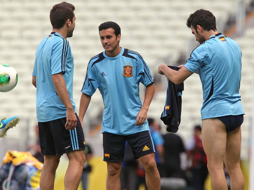 26.jun.2013 -  Fàbregas tira o calção durante treino da Espanha em Fortaleza