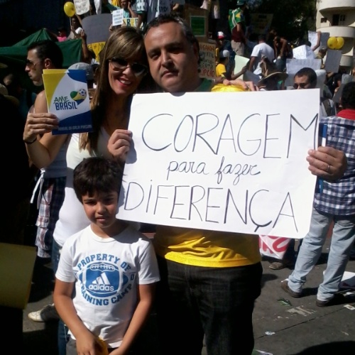 26.jun.2013 - Família protesta junta em ato contra a Copa, antes de Brasil x Uruguai no Mineirão