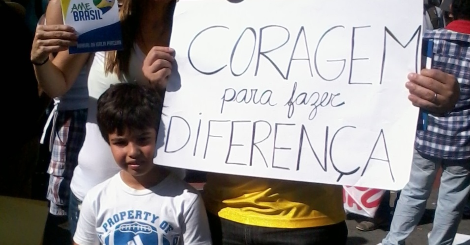 26.jun.2013 - Família protesta junta em ato contra a Copa, antes de Brasil x Uruguai no Mineirão
