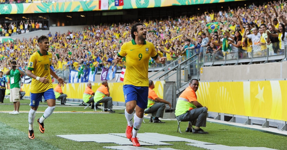 26.jun.2013 - Fred comemora com a torcida ao abrir o placar para o Brasil contra o Uruguai no Mineirão; Brasil venceu por 2 a 1 e se classificou para a final da Copa das Confederações