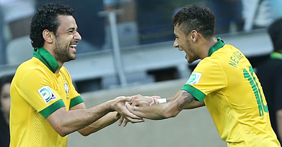 26.jun.2013 - Fred (e) comemora com Neymar após abrir o placar para o Brasil contra o Uruguai. A assistência foi do camisa 10