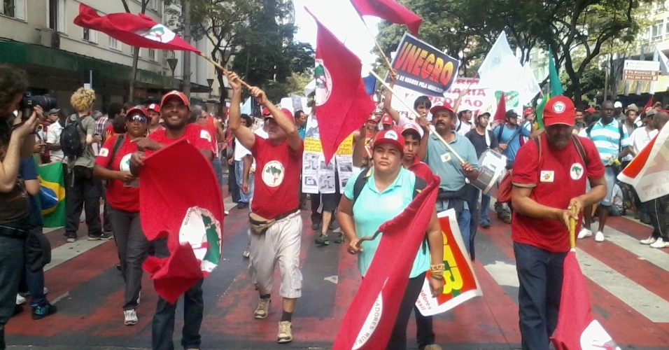 26.jun.2013 - Grupo do MST chega à Praça Sete de Setembro e engrossa manifestação em Belo Horizonte