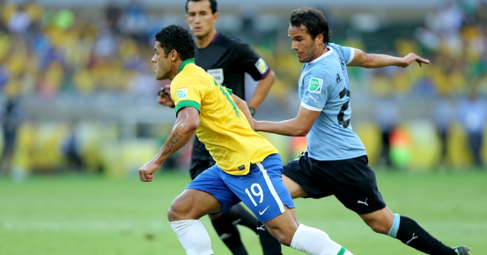 26.jun.2013 - Hulk parte com a bola dominada em lance da partida entre Brasil e Uruguai no Mineirão; Brasil venceu por 2 a 1 e se classificou para a final da Copa das Confederações