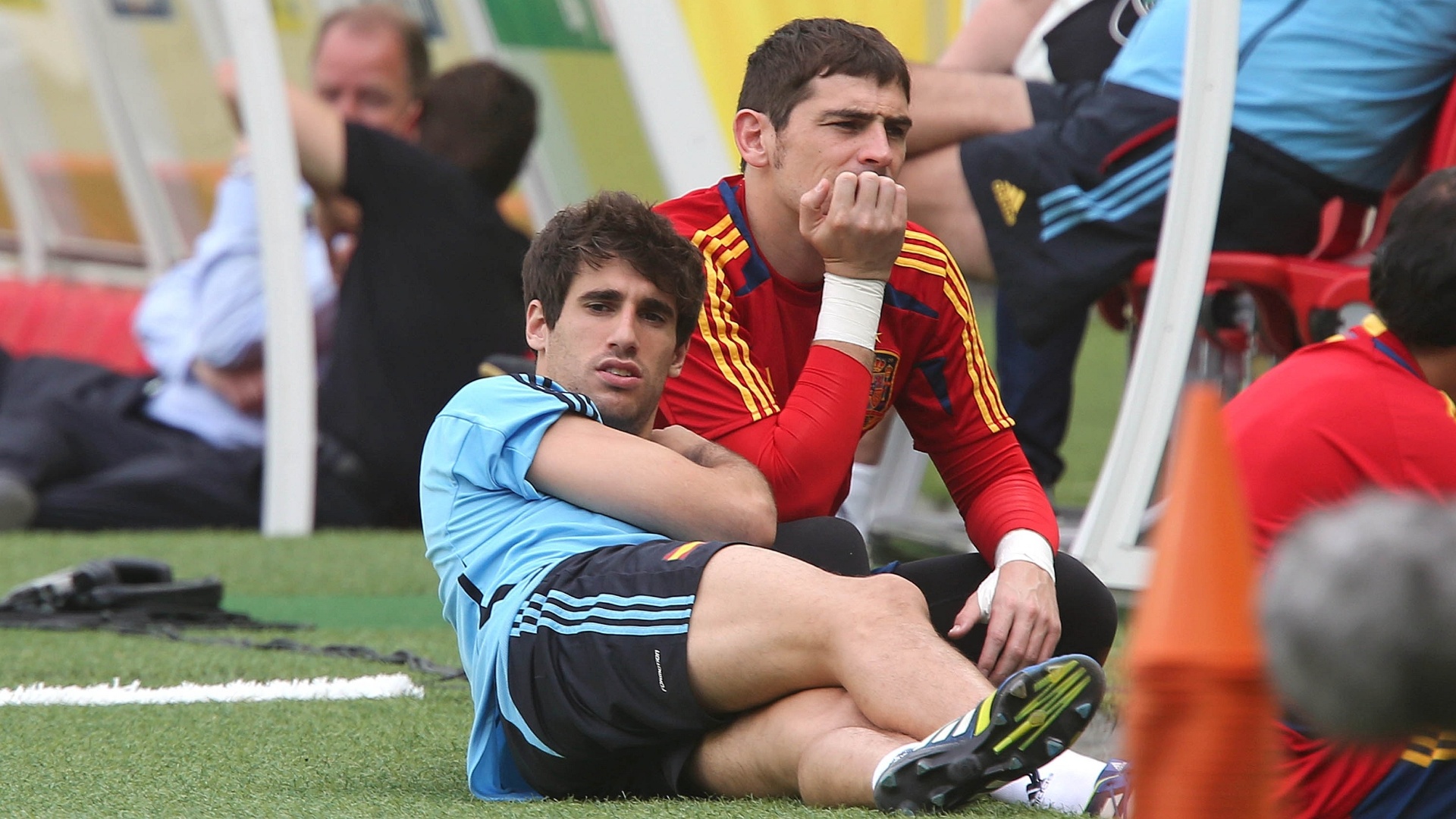 26.jun.2013 - Javi Martínez e Casillas relaxam durante treino da Espanha para a semifinal contra a Itália em Fortaleza