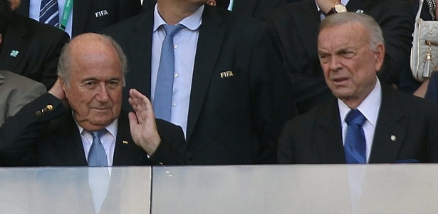 Jerome Valcke, José Maria Marin, Joseph Blatter e outros dirigentes acompanham o jogo entre Brasil e Uruguai 