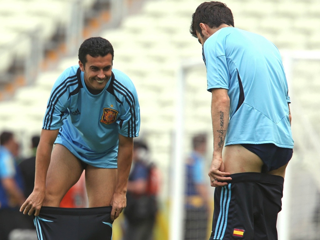 26.jun.2013 - Jogadores da Espanha trocam o calção no gramado durante treino em Fortaleza