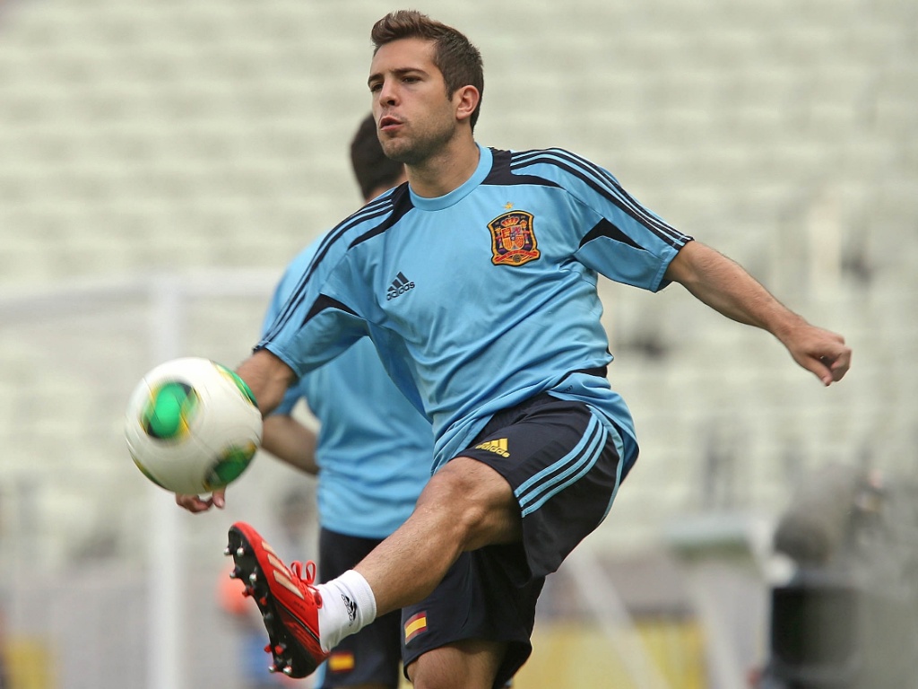 26.jun.2013 - Lateral esquerdo Jordi Alba chuta bola durante treino da Espanha em Fortaleza