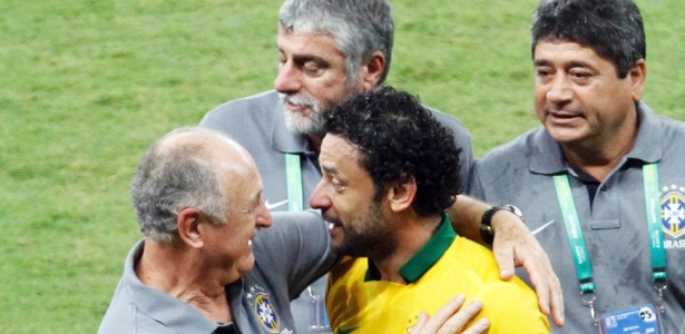  Luiz Felipe Scolari parabeniza Fred, autor de um dos gols da vitória brasileira sobre o Uruguai 