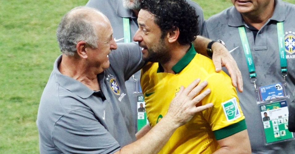 26.jun.2013 - Luiz Felipe Scolari parabeniza Fred, autor de um dos gols da vitória brasileira sobre o Uruguai por 2 a 1 na semi da Copa das Confederações