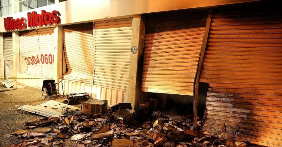 26.jun.2013 - Manifestantes destroem estabelecimentos que estavam fechados em Belo Horizonte