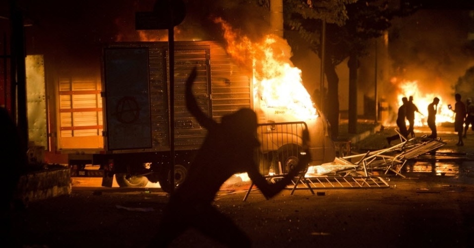 26.jun.2013 - Manifestantes entraram em confronto com a polícia em limite imposto pela polícia para manter protesto distante do Mineirão