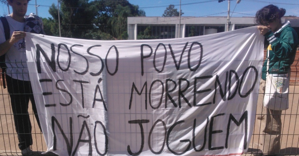 26.jun.2013 - Manifestantes esticam faixa em frente ao hotel da seleção brasileira em Belo Horizonte; time enfrenta o Uruguai nesta quarta, mas vários protestos estão agendados na cidade