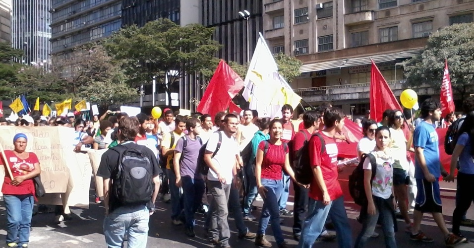26.jun.2013 - Manifestantes marcham na Avenida Afonso Pena rumo ao Mineirão; às 16h, o estádio recebe o duelo entre Brasil e Uruguai pela Copa das Confederações