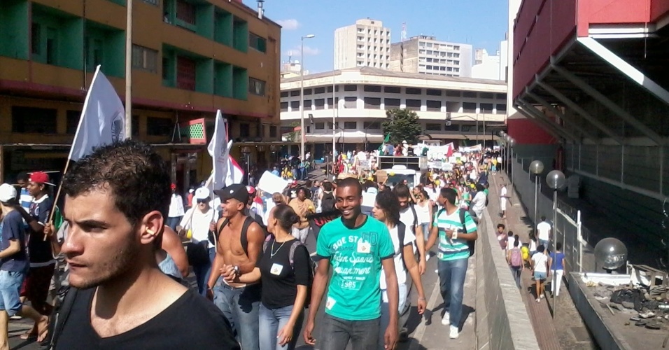 26.jun.2013 - Manifestantes marcham rumo ao Mineirão; às 16h, o estádio recebe o duelo entre Brasil e Uruguai pela Copa das Confederações