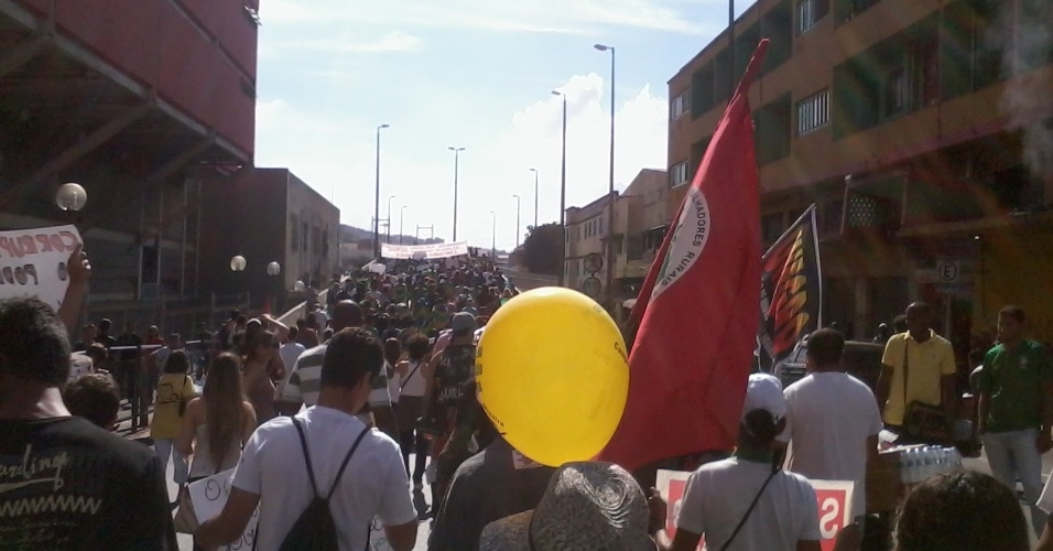 26.jun.2013 - Manifestantes marcham rumo ao Mineirão; às 16h, o estádio recebe o duelo entre Brasil e Uruguai pela Copa das Confederações