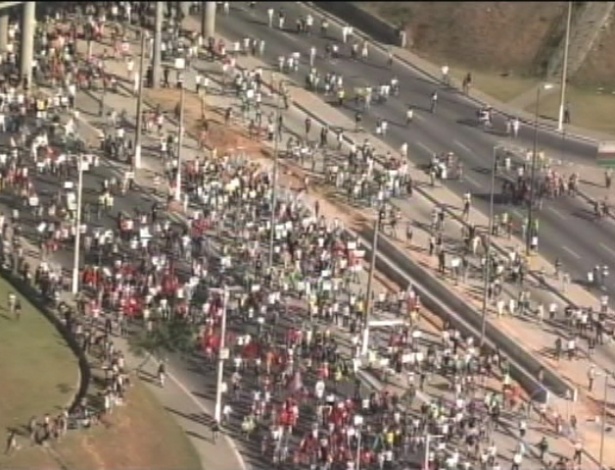 26.jun.2013 - Manifestantes se dirigem ao Mineirão durante jogo entre Brasil e Uruguai