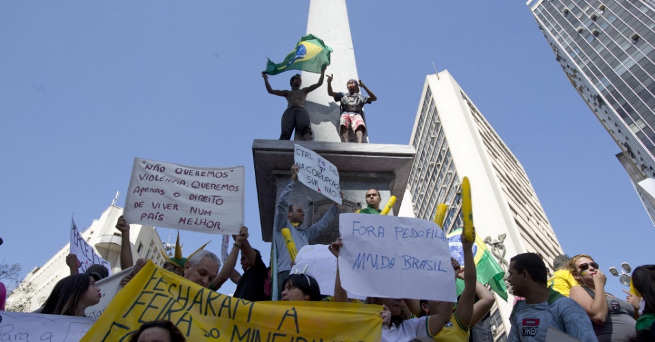 26.jun.2013 - Manifestantes se reúnem na Praça Sete de Setembro e iniciam marcha em direção ao Mineirão