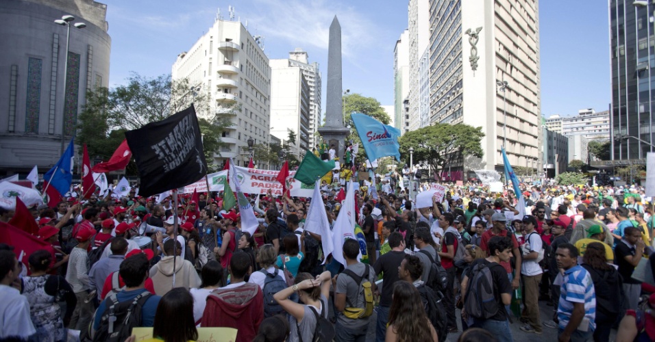 26.jun.2013 - Manifestantes se reúnem na Praça Sete de Setembro e marcham em direção ao Mineirão