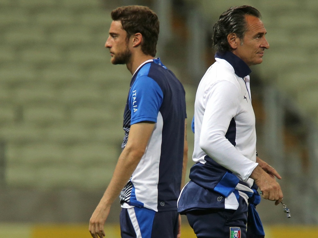 26.jun.2013 - Meia Marchisio e técnico Cesare Prandelli caminham durante treino da Itália no Castelão