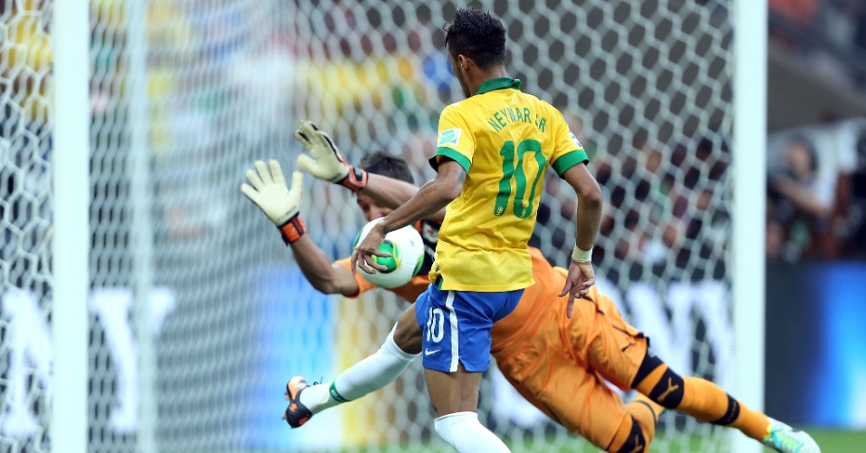 26.jun.2013 - Neymar dá um toque para dentro da área por cima do goleiro Muslera; Fred aproveitou a assistência e abriu o placar para o Brasil contra o Uruguai; Brasil venceu por 2 a 1 e se classificou para a final da Copa das Confederações