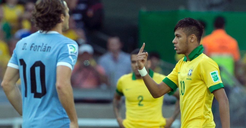 26.jun.2013 - Neymar gesticula em lance do jogo entre Brasil e Uruguai no Mineirão pelas semifinais da Copa das Confederações; Brasil venceu por 2 a 1 e se classificou para a final