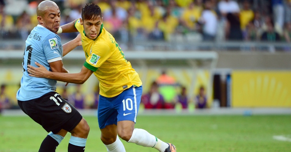 26.jun.2013 - Neymar tenta se livrar da marcação de Arevalo em lance da partida no Mineirão; Brasil venceu por 2 a 1 e se classificou para a final da Copa das Confederações