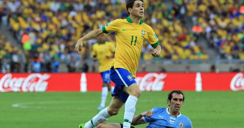 26.jun.2013 - Oscar pula para escapar da falta de Godin em lance da partida no Mineirão; Brasil venceu por 2 a 1 e se classificou para a final da Copa das Confederações