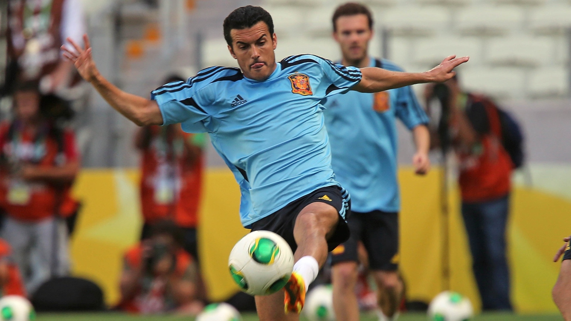26.jun.2013 - Pedro tenta dominar bola durante último treino da Espanha antes de semifinal contra a Itália