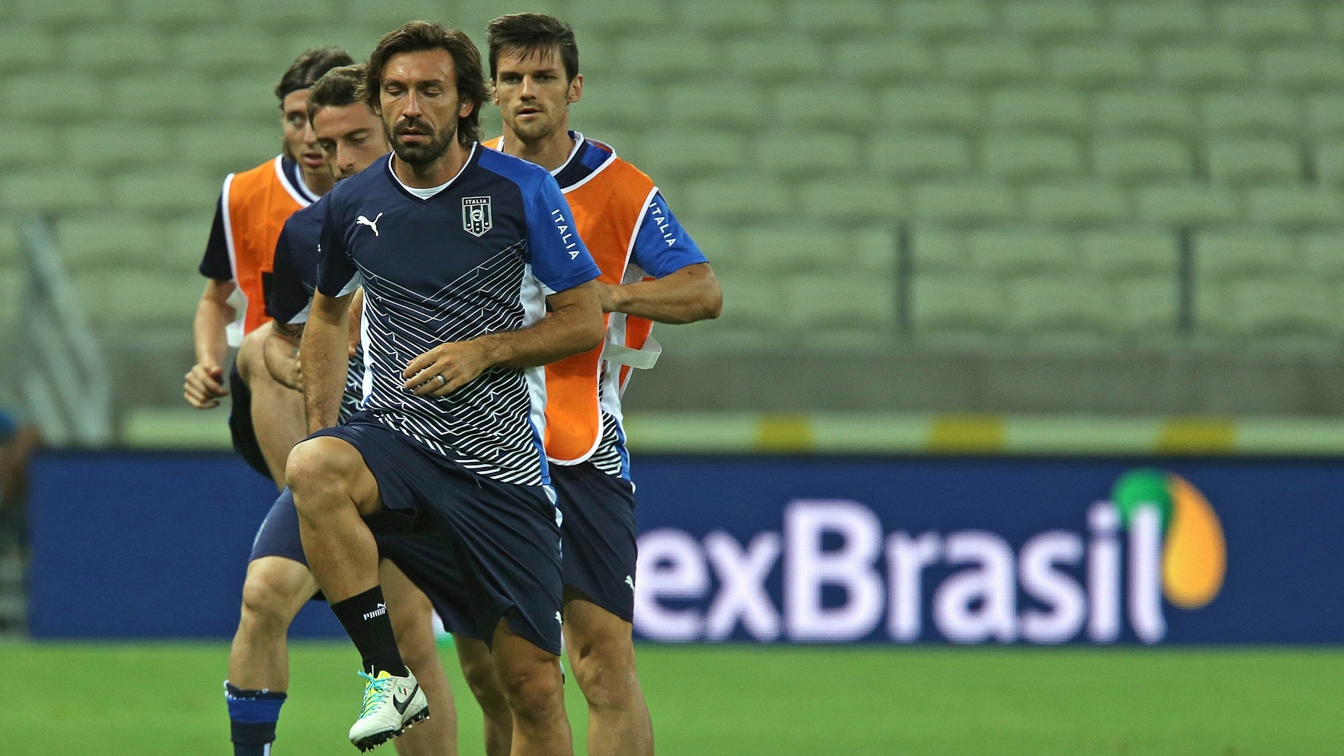 26.jun.2013 - Pirlo puxa aquecimento no treino da Itália no Castelão, em Fortaleza