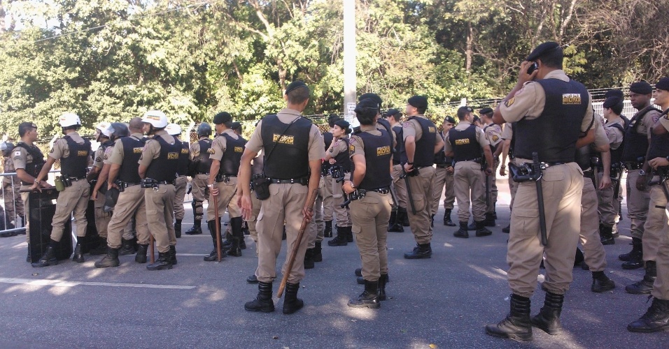 26.jun.2013 - Policiais formam barreira para conter avanço de manifestantes rumo ao Mineirão