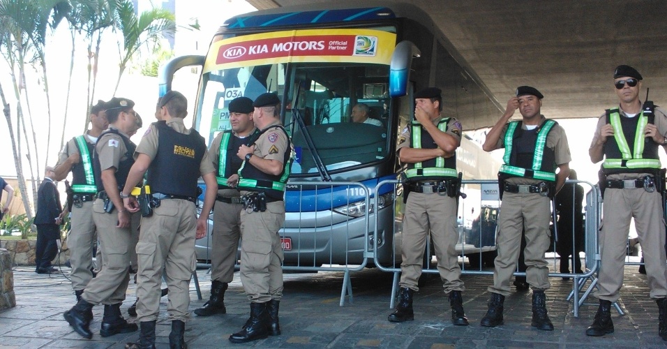 26.jun.2013 - Policiais protegem ônibus que levará a delegação brasileira do hotel para o Mineirão; Brasil enfrenta o Uruguai nesta quarta, mas manifestações prometem agitar Belo Horizonte
