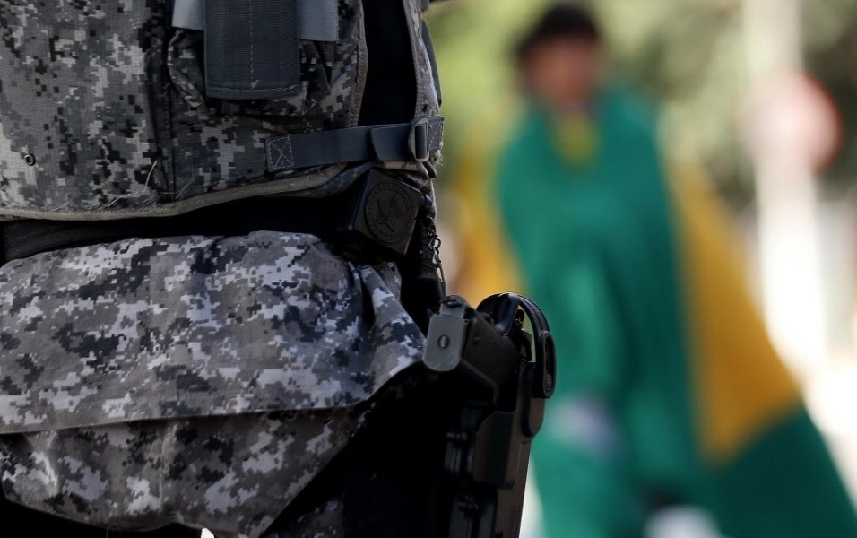 26.jun.2013 - Segurança é reforçada no entorno do Mineirão, que às 16h receberá o duelo Brasil x Uruguai; a polícia se prepara para conter o avanço das manifestações em Belo Horizonte