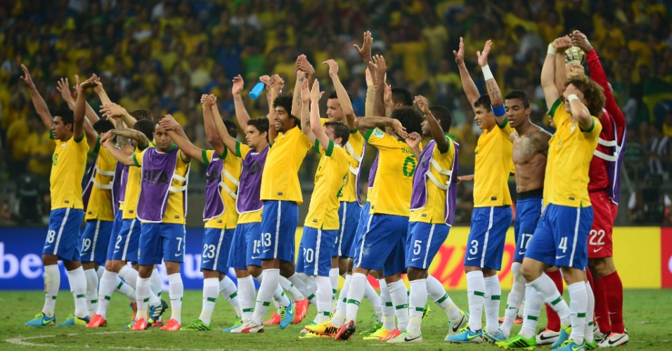26.jun.2013 - Seleção brasileira saúda a torcida no Mineirão após vencer o Uruguai por 2 a 1 e se classificar para a final da Copa das Confederações