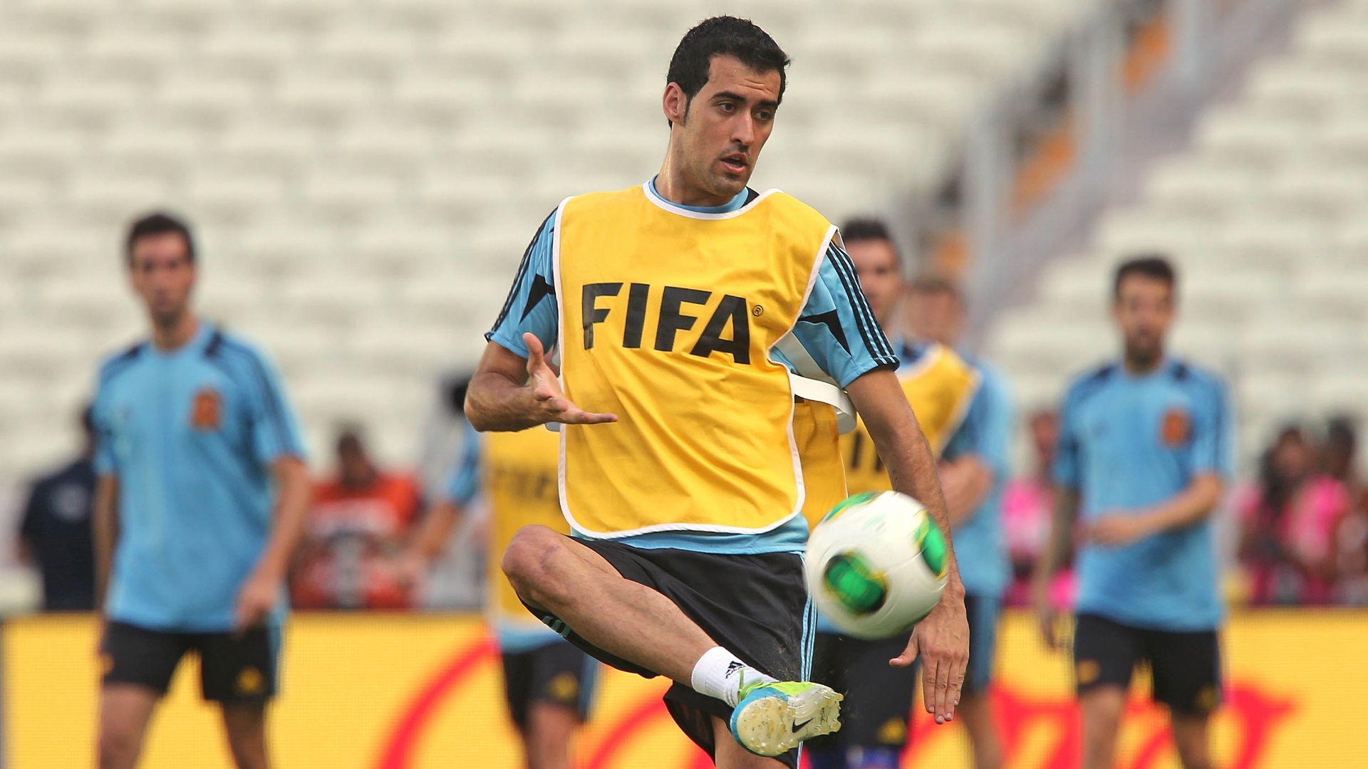 26.jun.2013 - Sergio Busquets, volante da Espanha, toca bola durante treino da seleção em Fortaleza