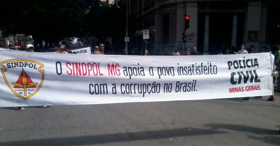 26.jun.2013 - Sindicato dos Policiais de Minas Gerais exibe faixa de apoio às manifestações durante protesto na Praça Sete de Setembro, em Belo Horizonte