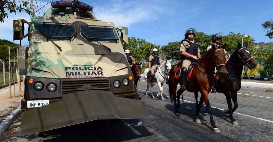 26.jun.2013 - Tanques e cavalaria fazem segurança no entorno do Mineirão horas antes do duelo entre Brasil e Uruguai; manifestantes devem promover protestos em Belo Horizonte nesta quarta