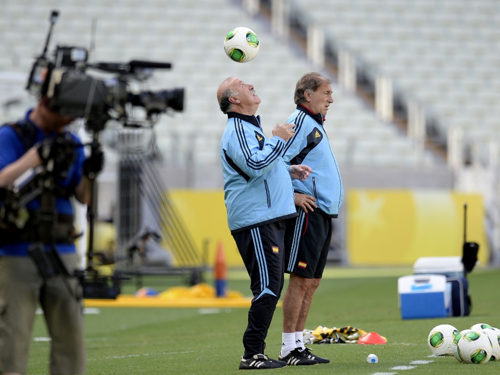 26.jun.2013 - Técnico da Espanha, Vicente Del Bosque, demonstra habilidade com a bola durante treino de reconhecimento do gramado do Castelão, em Fortaleza