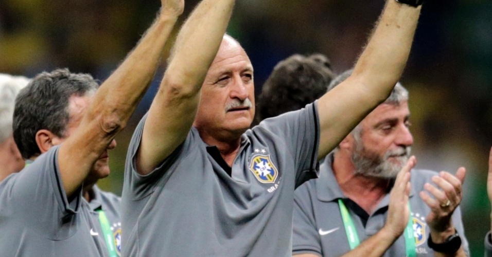 26.jun.2013 - Técnico Luiz Felipe Scolari comemora a vitória por 2 a 1 sobre o Uruguai e a classificação brasileira para a final da Copa das Confederações