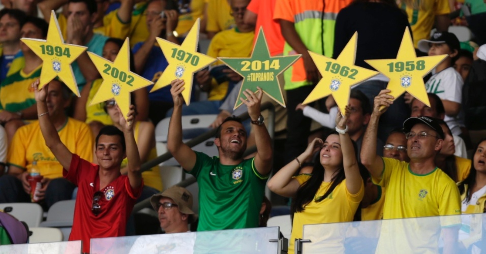 26.jun.2013 - Torcedores aguardam o início da partida entre Brasil e Uruguai no Mineirão