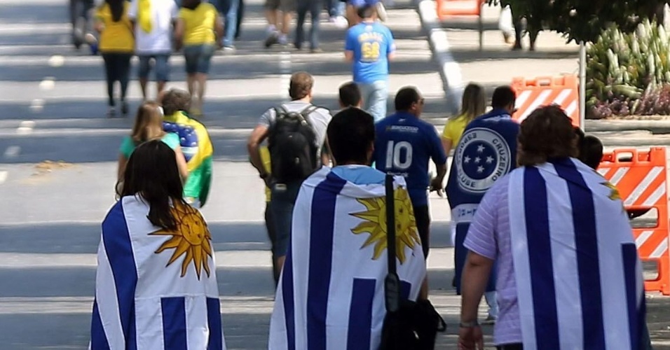 26.jun.2013 - Torcedores chegam ao Mineirão para acompanhar a semifinal da Copa das Confederações entre Brasil e Uruguai