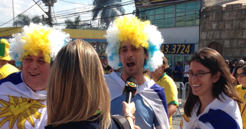26.jun.2013 - Torcedores com as cores do Uruguai vão de peruca ao Mineirão acompanhar a semifinal contra o Brasil