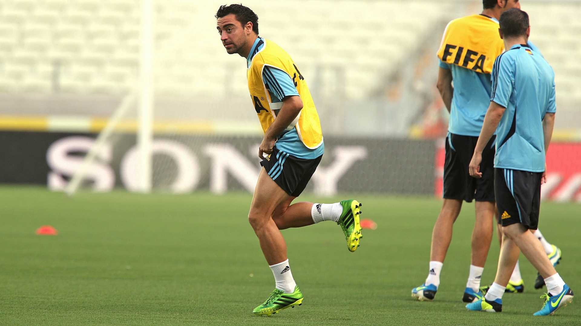 26.jun.2013 - Xavi corre durante último treino da Espanha antes de semifinal contra a Itália