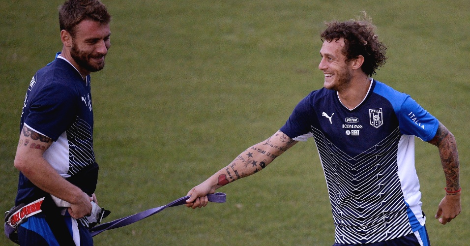 25.jun.2013 - Daniele De Rossi, da Itália, mostra o 'gibi' de tatuagens em seu braço, durante treino para a semifinal contra a Espanha, na Copa das Confederações