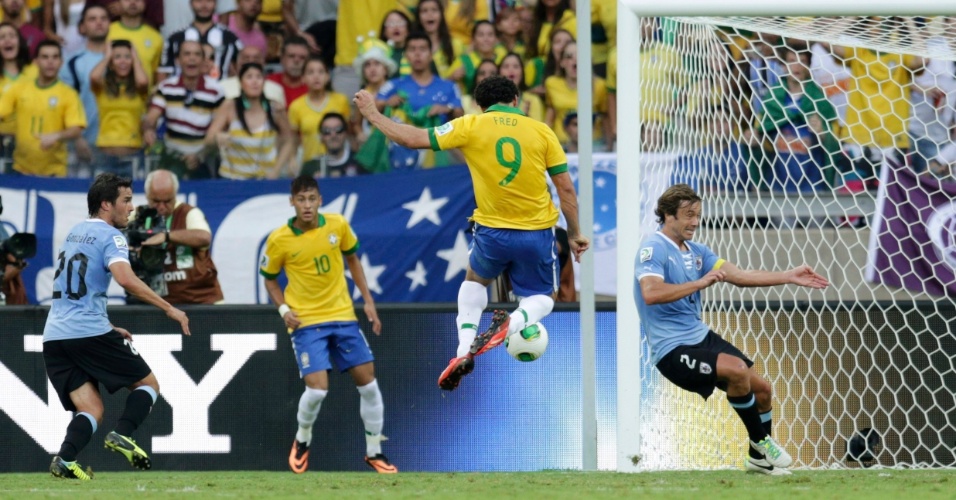 26.jun.2013 - Fred finaliza quase de canela e abre o placar para o Brasil contra o Uruguai no Mineirão; Brasil venceu por 2 a 1 e se classificou para a final da Copa das Confederações