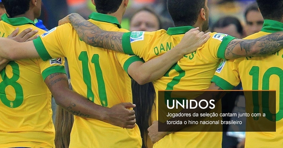 Jogadores da seleção cantam junto com a torcida o hino nacional brasileiro